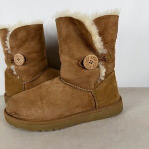 UGG Women's Bailey Button Boots 5803 Chestnut Suede Winter Fur Lined Size 8